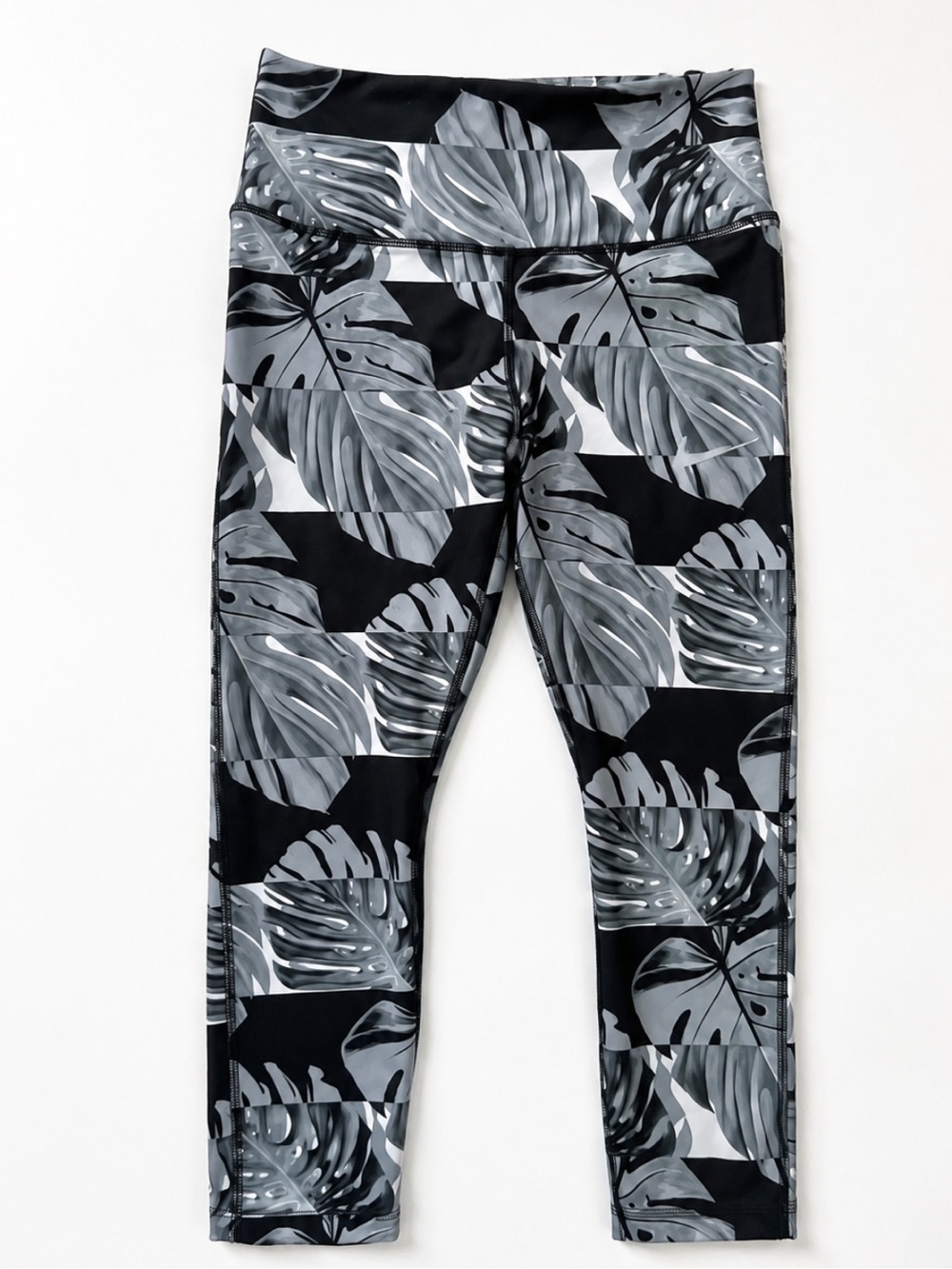 Nike Dri-FIT Black Gray Tropical Print Cropped Leggings Size Small